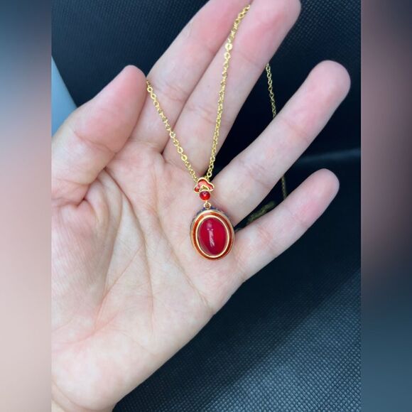 Red Cabochon Pendant Necklace with Enamel detailing - Picture 4 of 13